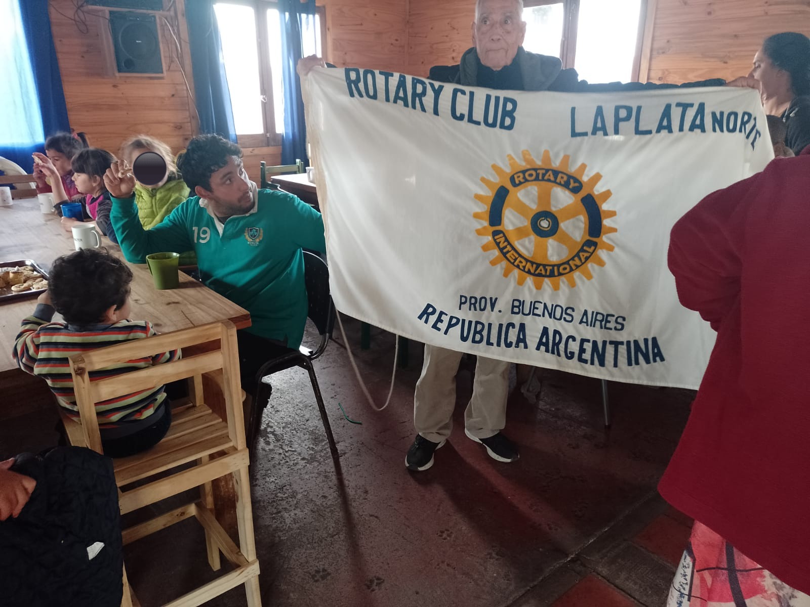 Visita recreativa y donación de alimentos, ropa y juguetes